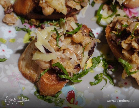 Кростини с оливками и нутом 