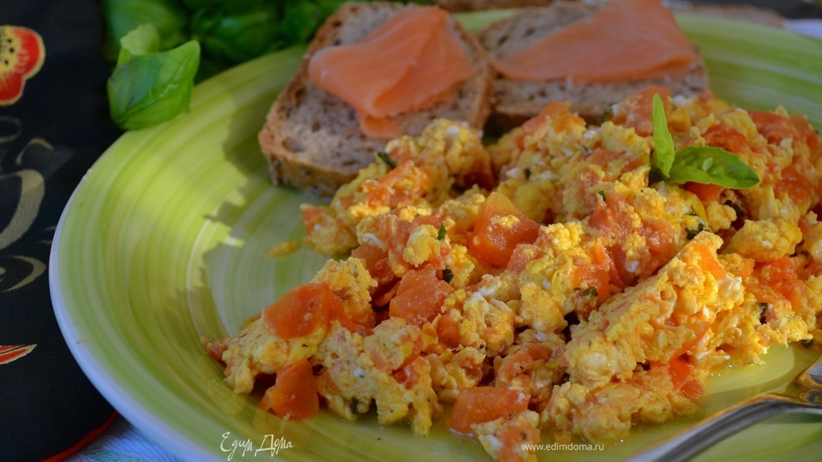 Яичница-болтунья с помидорами