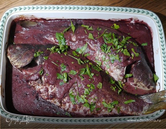 Карп, томленный в красном вине