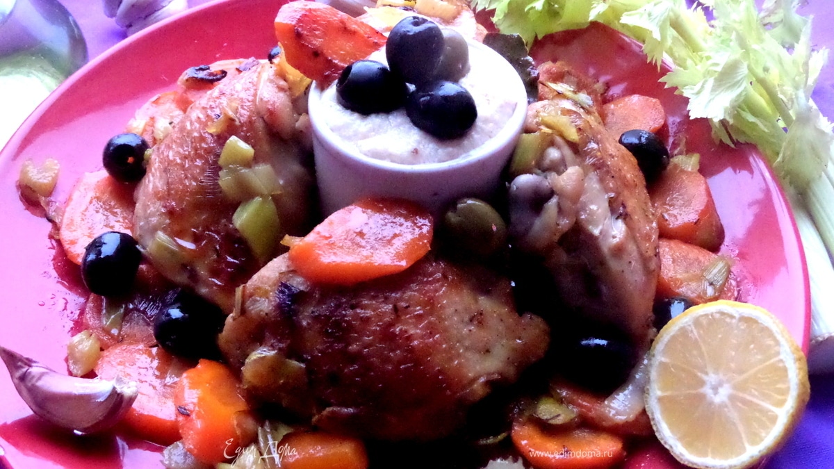 Куриные бёдра с овощами и соусом