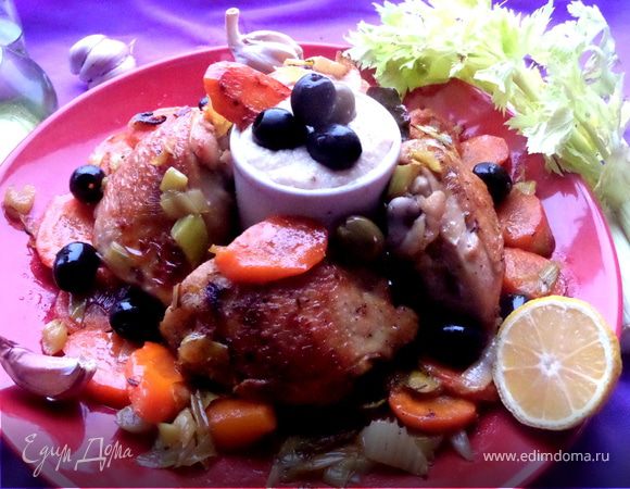 Куриные бёдра с овощами и соусом