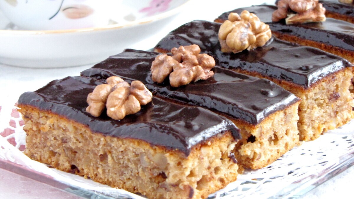 Чайный медовик с грецкими орехами