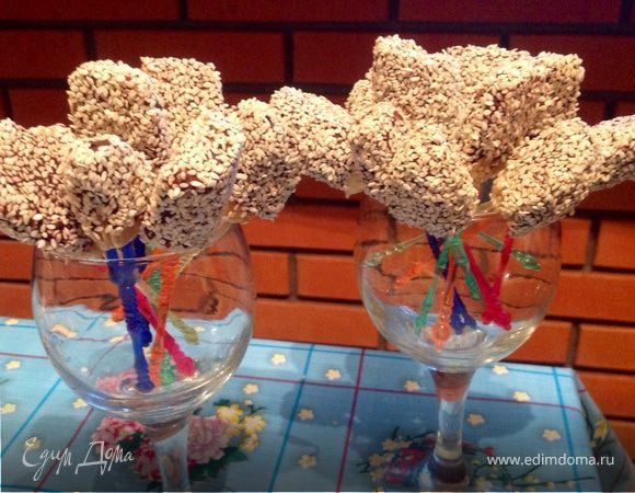 Свежие фрукты в шоколаде и кунжуте Свежие фрукты в шоколаде и кунжуте