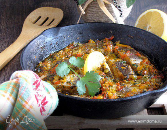 Белая рыба, запеченная в пикантном соусе