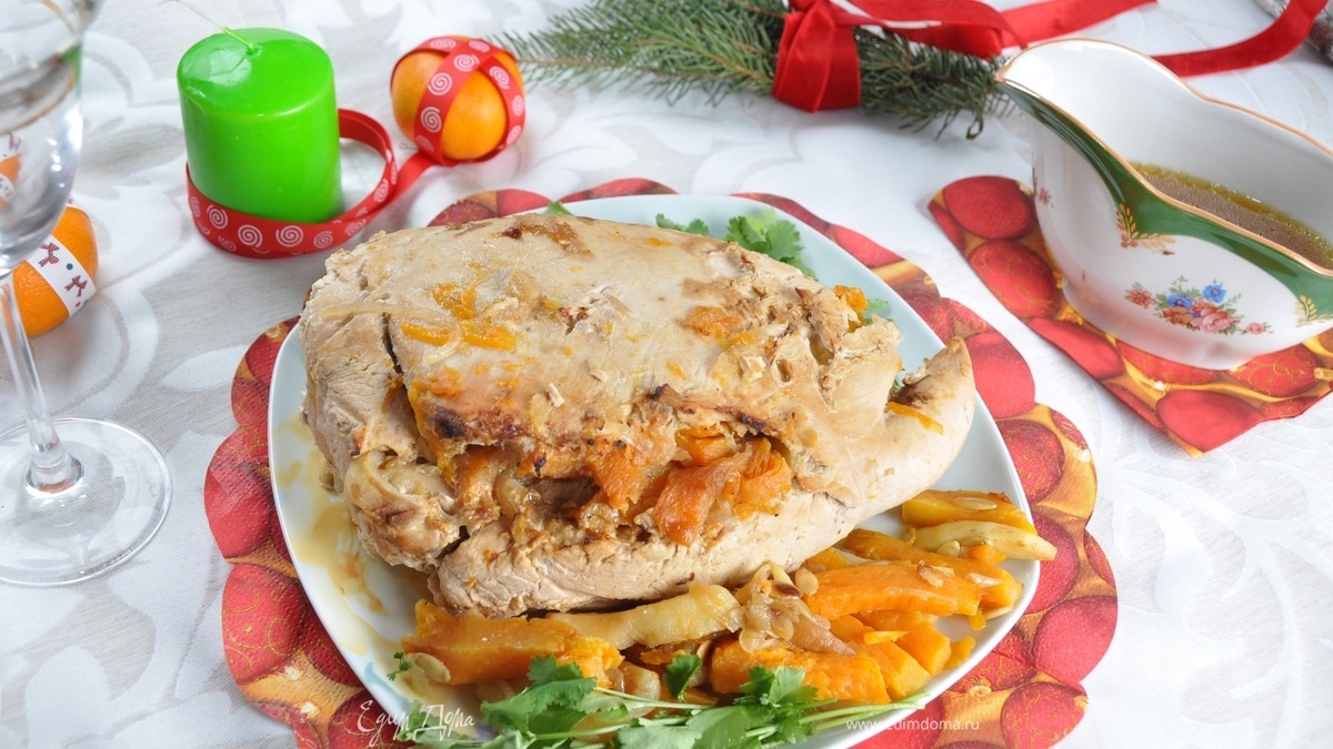 Филе индейки, запеченное в рукаве с тыквой и яблоками