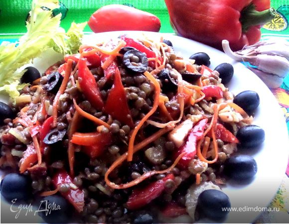 Чечевичный салат с овощами и маслинами