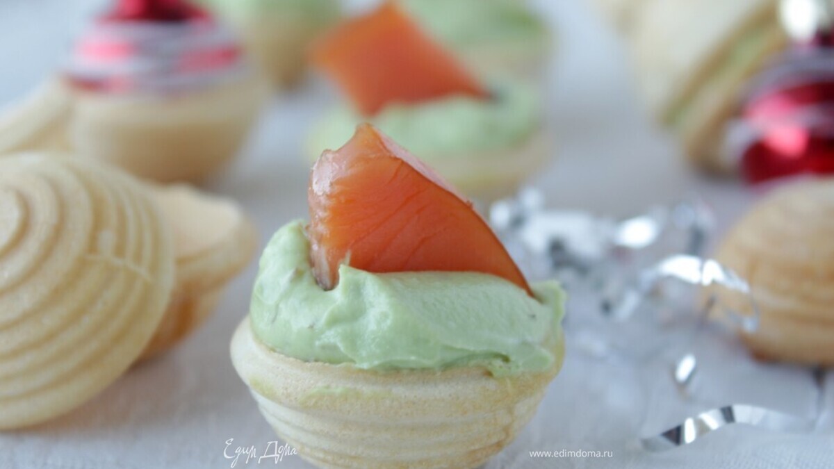 Тарталетки с авокадо и рыбой