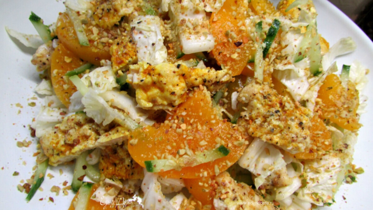 Куриный салат с персиками и фисташками