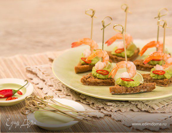 Канапе с креветкой, гуакомоле и лаймом