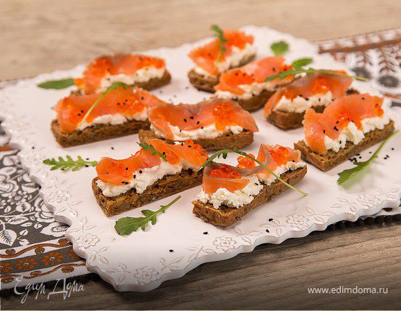 Канапе с копчёной форелью и творожным сыром Канапе с копчёной форелью и творожным сыром