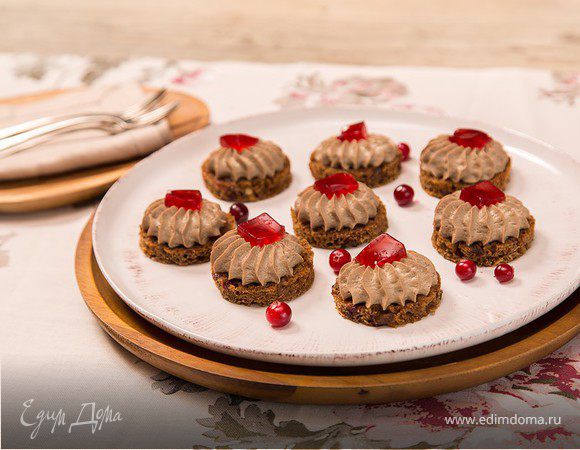 Канапе с паштетом из куриной печени и клюквенным желе