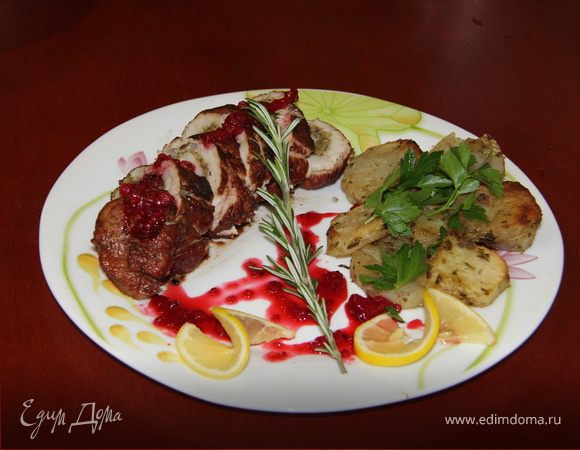 Рулетики из индейки под бруснично-клюквенным соусом 