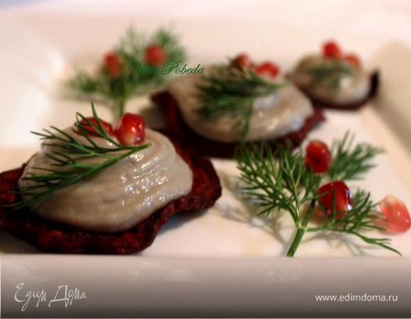 Селедочный мусс на свекольных чипсах Селедочный мусс на свекольных чипсах