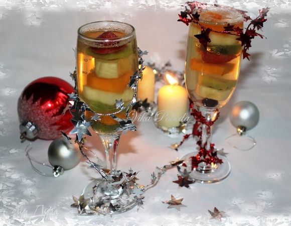 Фруктово-ягодный десерт с шампанским