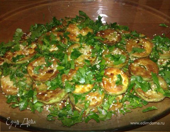 Жареные кабачки с чесноком, кунжутом и зеленью. Жареные кабачки с чесноком, кунжутом и зеленью.