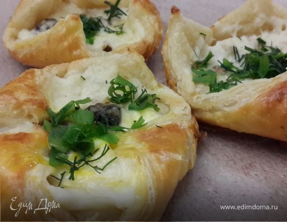 Слойки с сыром, курицей, грибами и соусом бешамель