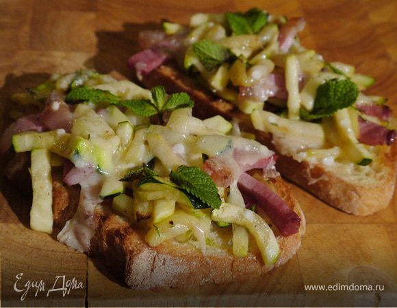 Кростини с грудинкой, сыром и цукини 