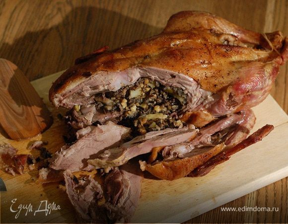Запеченная утка, фаршированная диким рисом и яблоками Запеченная утка, фаршированная диким рисом и яблоками