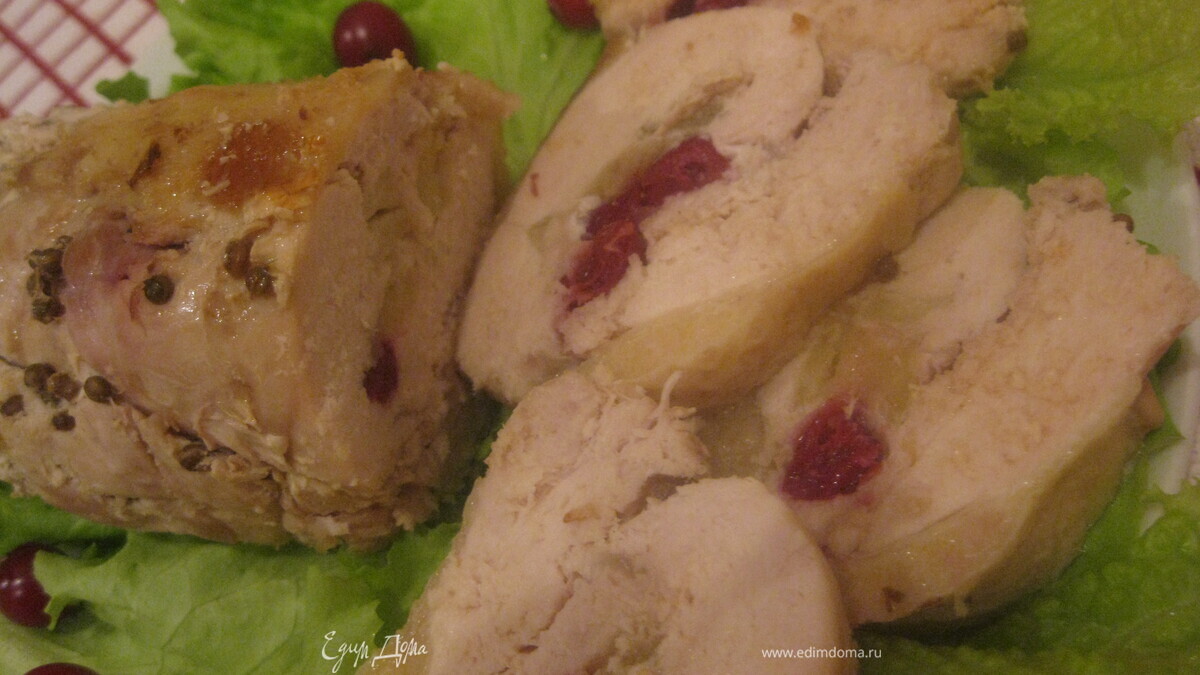 Рулет из индейки с клюквой и яблоком