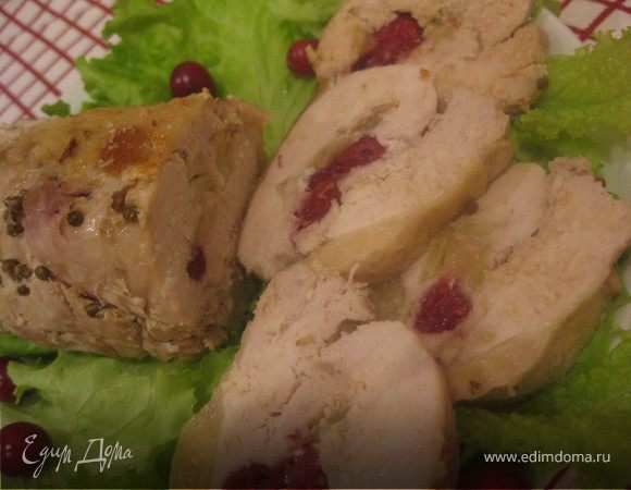 Рулет из индейки с клюквой и яблоком