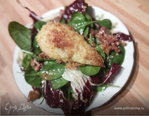 Салат с панированной грушей и ореховой заправкой Салат с панированной грушей и ореховой заправкой