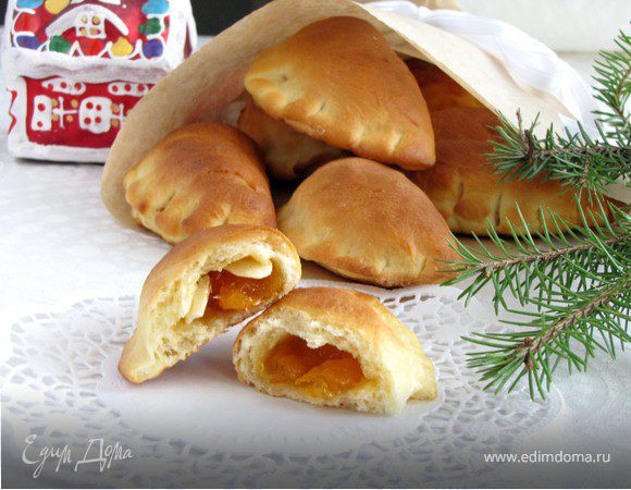 булочки с абрикосовым джемом и миндальными лепестками