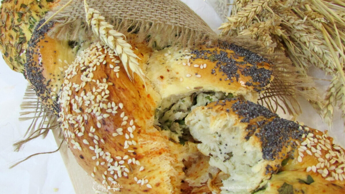 Хлеб с зеленью и красным перцем