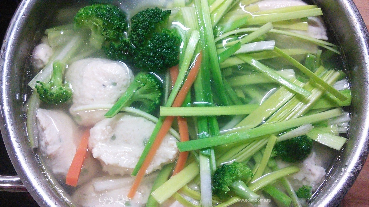 Бульон с овощами и куриными клёсами