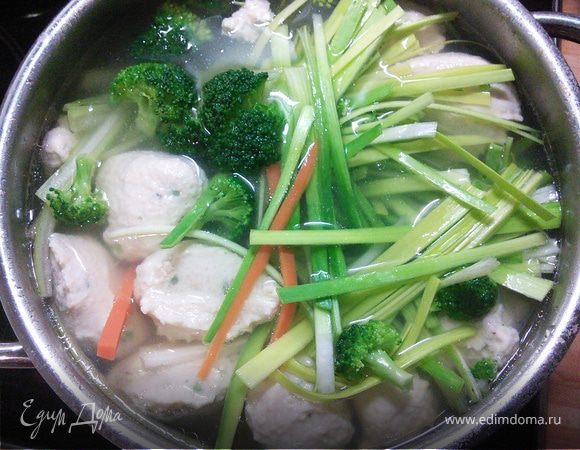 Бульон с овощами и куриными клёсами 