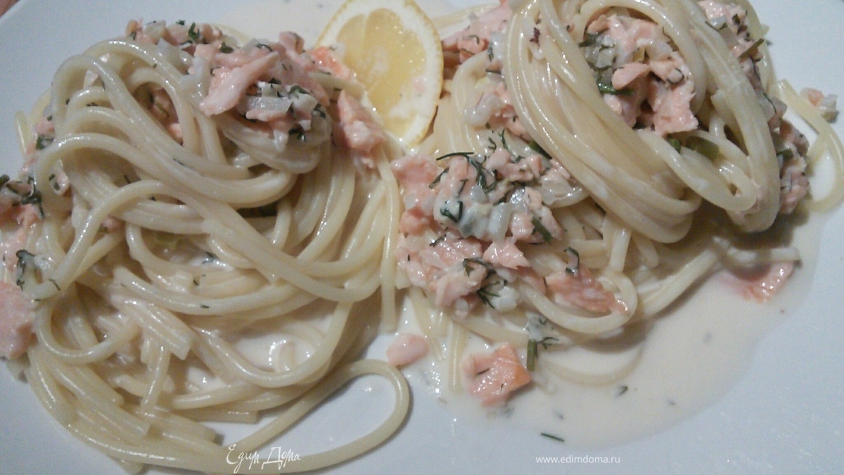 Спагетти под соусом из слабосолёного лосося с розовым перцем