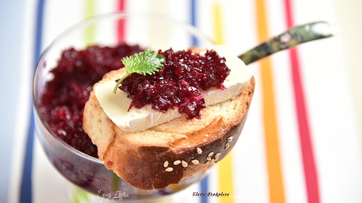 Тосты с сыром и свекольным мармеладом