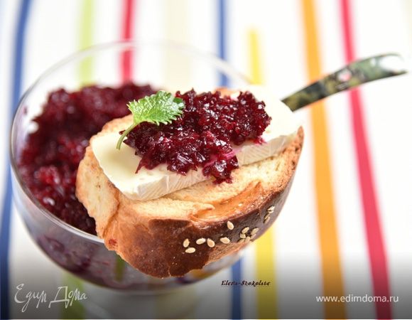 Тосты с сыром и свекольным мармеладом