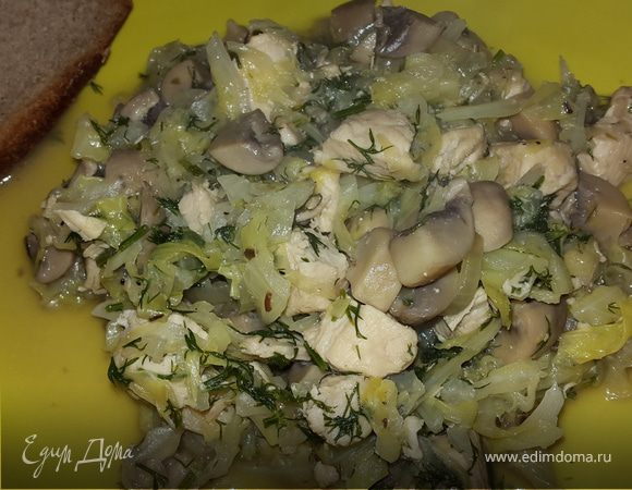 Капуста тушеная с курицей и грибами