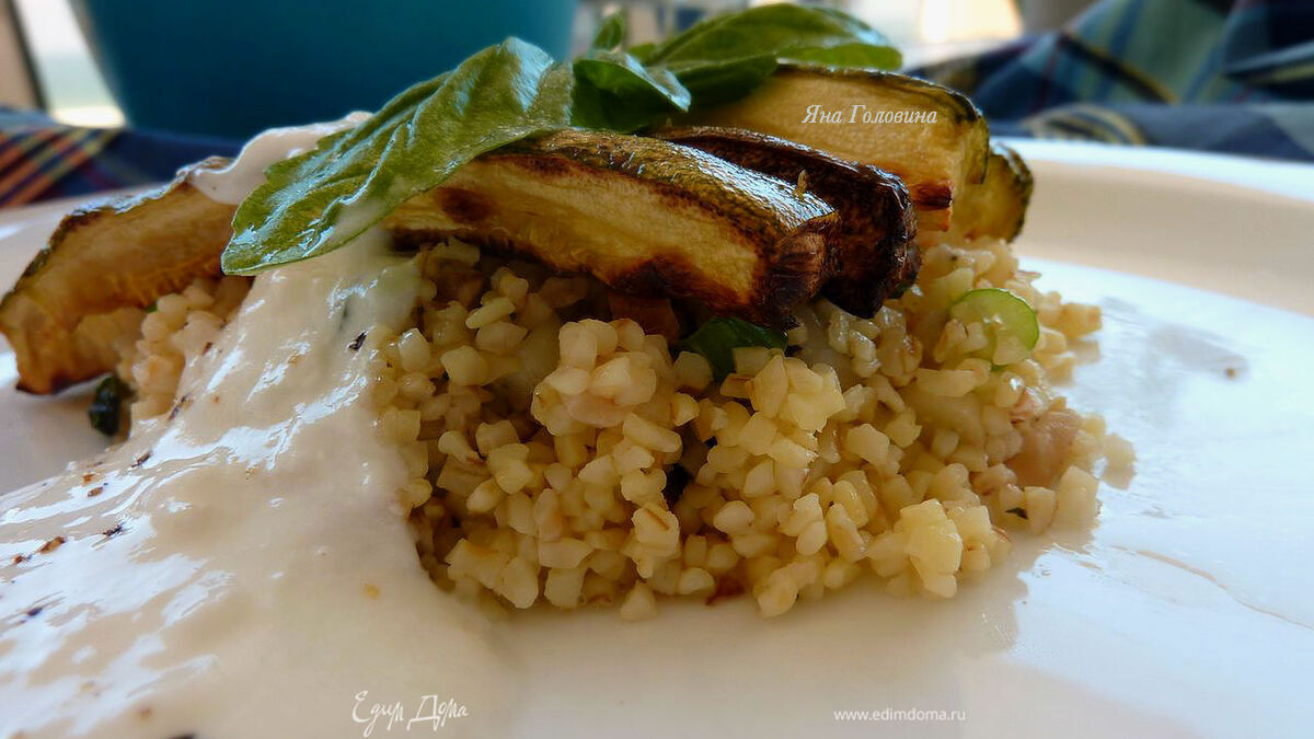 Салат из булгура с кабачком и йогуртом