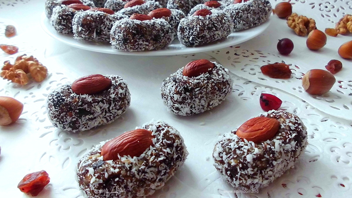 Конфеты из чернослива в кокосовой стружке