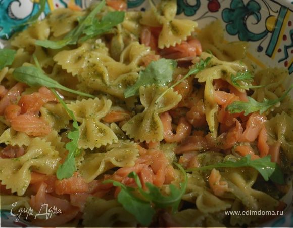 Паста с копченой семгой и песто из каперсов 