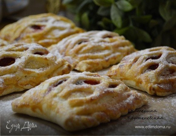 Слойки с творогом и клубникой