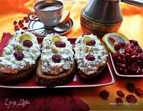 Бутерброд с пикантным творогом