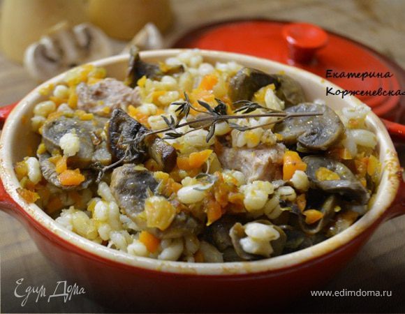 Перловая каша с мясом и грибами в горшочке