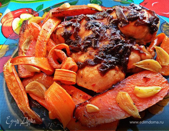 Курица под луковым конфитюром и морковкой Курица под луковым конфитюром и морковкой