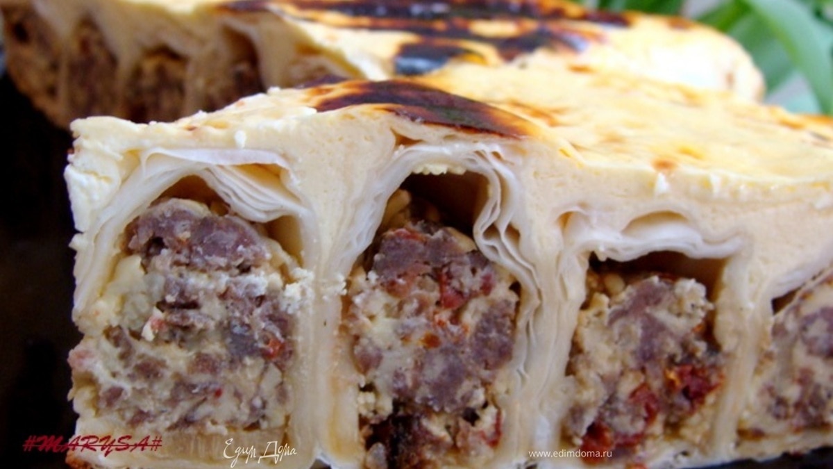 Заливной пирог-улитка с мясом и сыром