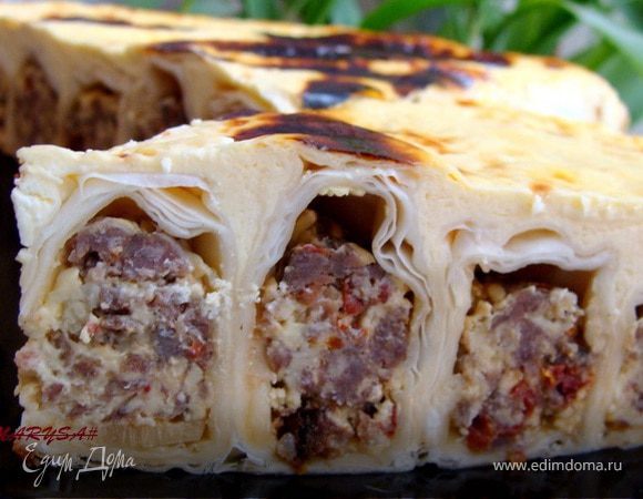 Заливной пирог-улитка с мясом и сыром