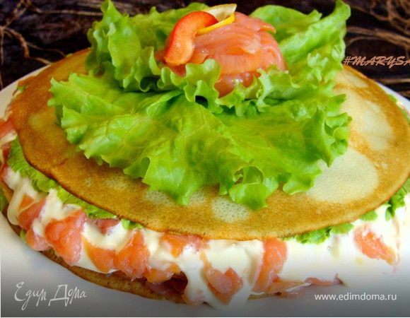 Закусочный торт из рисовых блинчиков с форелью и сыром 