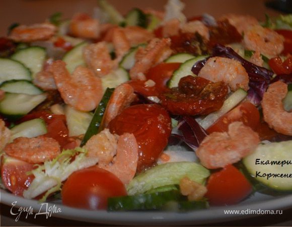 Салат с чесночными креветками и вялеными помидорами