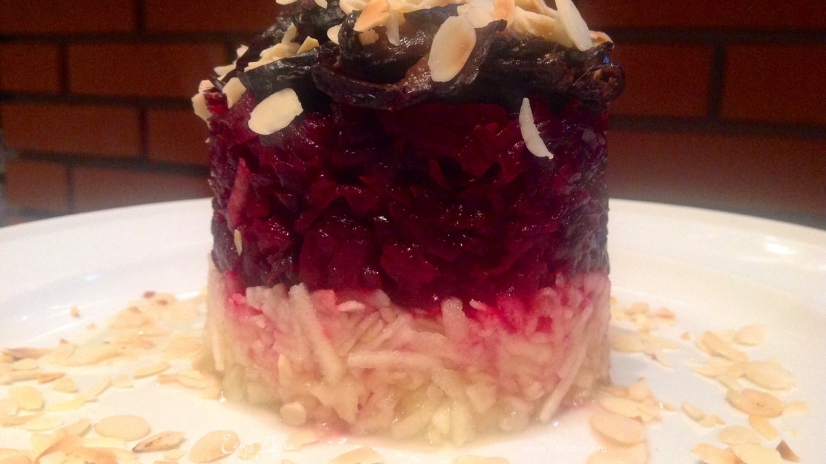 Салат с печеной свеклой и черносливом