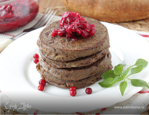 Печеночные оладьи с брусничным соусом