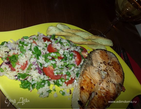 Жареный лосось с гарниром из кускуса с черри и красным луком Жареный лосось с гарниром из кускуса с черри и красным луком