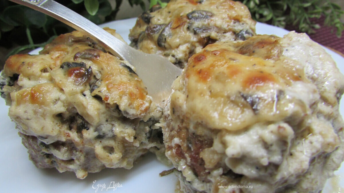 Мясные котлеты под сметанным соусом