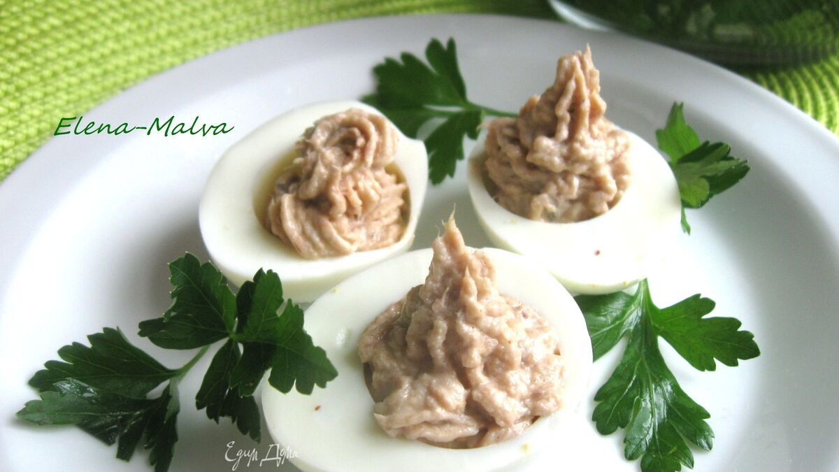 Яйца с пармезаном и тунцом