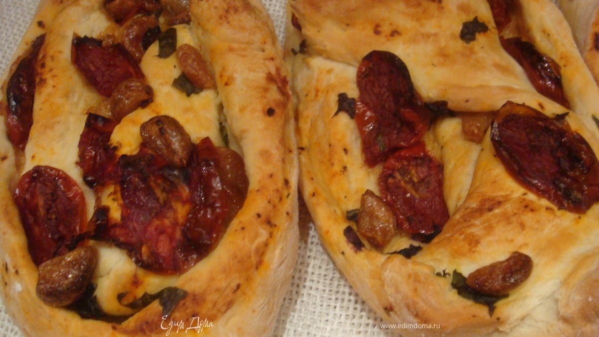 Хлеб с печеными помидорами и чесноком